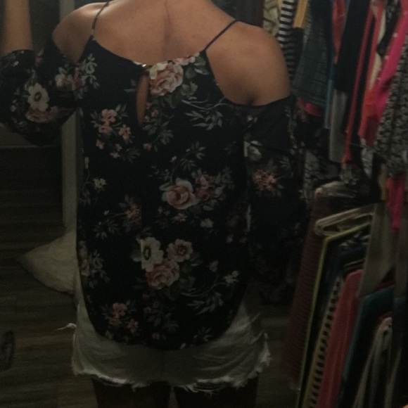 Fashionable Cold Shoulder Top - Picture 3 of 7